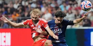 Ο Κόνραντ Λάιμερ της Μπάγερν Μονάχου και o Βιτίνια της Παρί Σεν Ζερμέν διεκδικούν τη μπάλα