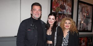 Λαμπερή πρεμιέρα για Τάνια Τρύπη και Τζένη Καζάκου με την παρουσία του Κωνσταντίνου Καζάκου