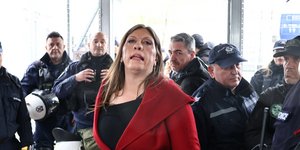 Η Ζωή Κωνσταντοπούλου έξω από το δικαστήριο για τα Τέμπη