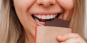 κοπελα τρωει σοκολατα