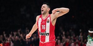 Ο Κώστας Παπανικολάου και οι 800 συμμετοχές του με τον Ολυμπιακό