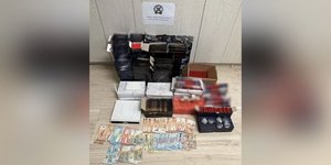 Πέντε συλλήψεις στην Σαλαμίνα: Βρέθηκαν και κατασχέθηκαν σχεδόν 2.000 κροτίδες και βεγγαλικά