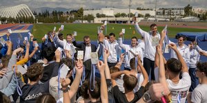 ΜΑΖΙ ΥΨΩΝΟΥΜΕ ΤΗ ΛΕΥΚΗ ΚΑΡΤΑ ΓΙΑ ΤΗΝ ΕΙΡΗΝΗ