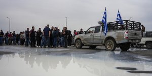 Κτηνοτροφοι σε διαμαρτυρία, έχυσαν γάλα