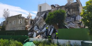 τα συντρίμμια της πολυκατοικίας στην Κύπρο