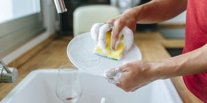 Εκτός από το να είναι μια απλή συνήθεια, αυτή η πρακτική αντανακλά έναν τρόπο αντιμετώπισης των καθημερινών οικιακών εργασιών / SHUTTERSTOCK