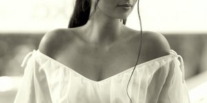 νέα γυναίκα με λευκή μπλούζα κοντινή λήψη λαιμός ντεκολτέ