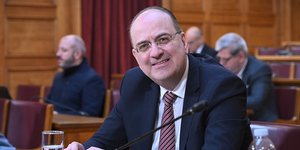 Ο Μακάριος Λαζαρίδης στη Βουλή