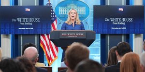 Η εκπρόσωπος του Λευκού Οίκου, Καρολάιν Λέβιτ ενημερώνει τους δημοσιογράφους