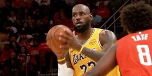 Το κοίταγμα του ΛεΜπρόν στον Μπρόνι Τζέιμς λίγο πριν την ασίστ στον γιο του 