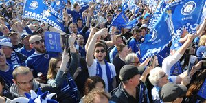 Οπαδοί της Λέστερ πανηγυρίζουν για το πρωτάθλημα, το 2016