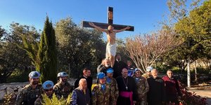 Ιταλοί κυανόκρανοι και μέλη της χριστιανικής κοινότητας του Ντέμπελ στέκονται δίπλα στο νεόκτιστο άγαλμα του Ιησού (Μέσω Debel Alerts στο Facebook)