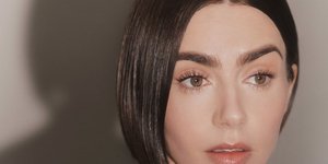 η λίλι κόλλινς με μπορντό βελούδινο φόρεμα και καρέ μαλλιά