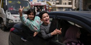 Παιδιά στον Λίβανο, επιστρέφουν με το οικογενειακό αυτοκίνητο στο σπίτι μετά την έναρξη της εκεχειρίας