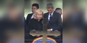 Ο Ραζβάν Λουτσέσκου με την μητέρα του πάνω από το φέρετρο του πατέρα του