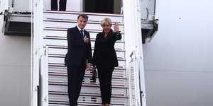 Εμανουέλ και Μπριζίτ Μακρόν επιβιβάζονται στο αεροπλάνο που θα τους μεταφέρει στη Γαλλία