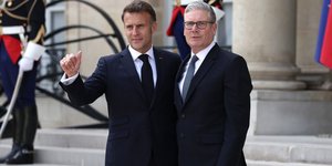 Ο Εμανουέλ Μακρόν με τον Κιρ Στάρμερ στο Παρίσι