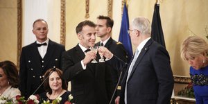 Μακρόν και Τασούλας τσουγκρίζουν ποτήρια