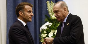 Εμανουέλ Μακρόν και Ρετζέπ Ταγίπ Ερντογάν σε συνάντησή τους στην Αίγυπτο, τον Οκτώβριο του 2025