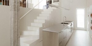 Η απουσία εσωτερικών τοίχων, με εξαίρεση το μπάνιο, επιτρέπει στον αέρα να διαχέεται ελεύθερα, ενισχύοντας την αίσθηση ευρυχωρίας