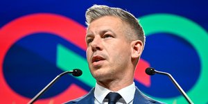  Πίτερ Μαγιάρ