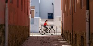 γυναίκα κάνει ποδήλατο για να ζήσει περισσότερο και να έχει μακροζωία