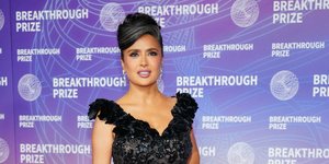 Η Σάλμα Χάγιεκ με μαύρο βραδινό φόρεμα και γκρίζα μαλλιά