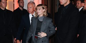 Η Μάργκοτ Ρόμπι στο Μιλάνο απογειώνει το γκρι κοστούμι με κομψό layering -Η λεπτομέρεια που έκανε τη διαφορά