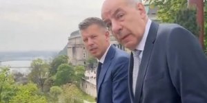 Ο Πέτερ Μαγιάρ τσεκάρει από το μπαλκόνι