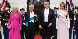 Από αριστερά: η Βασίλισσα Καμίλα, ο Βασιλιάς Κάρολος, ο Ντόναλντ Τραμπ και η Μελάνια Τραμπ