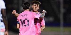 Ο Νόα Άλεν μαζί με τον Λιονέλ Μέσι στην Ίντερ Μαϊάμι