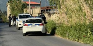 Περιπολικά σε σημείο όπου βρέθηκε νεκρός ένας ανδρας στη Μεσσηνία