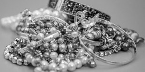 Πώς να ξεμπερδεύετε τα κοσμήματά σας με 3 απρόσμενα προϊόντα και ένα αντικείμενο