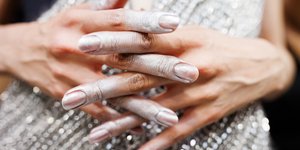 Τέλος εποχής για glitter βερνίκια και βαριά αρώματα; Τι αλλάζει στα προϊόντα ομορφιάς