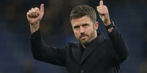 Ο τεχνικός της Μάντσεστερ Γιουνάιτεντ με τα χέρια και σηκωμένους τους αντίχειρες 