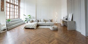 Ο τοίχος πίσω από τον καναπέ μπορεί να αλλάξει όλο το σαλόνι -Δείτε πώς