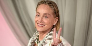 Σάρον Στόουν με μπεζ κοστούμι