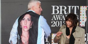 Ο Μιτς Γουάινχαουζ φορώντας μια μπλούζα με τη μορφή της κόρης του Έιμι το 2013