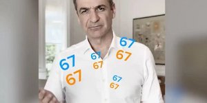 Ο Κυριάκος Μητσοτάκης κάνοντας την χαρακτηριστική κίνηση «6-7»