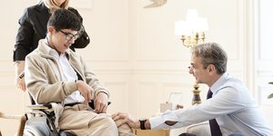 Ο Κυριάκος Μητσοτάκης με τον μαθητή από το Ειδικό σχολείο Ηλιούπολης