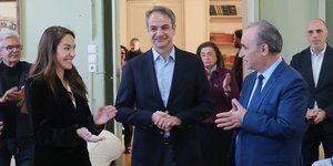 Ο Κυριάκος Μητσοτάκης στο Γηροκομείο Αθηνών
