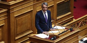 Στο βήμα της Ολομέλειας της Βουλής ο Κυριάκος Μητσοτάκης 