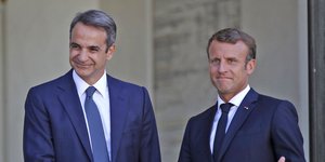 Χειραψία Μητσοτάκη με Μακρόν