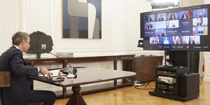 Ο Κυριάκος Μητσοτάκης στην τηλεδιάσκεψη για τα σόσιαλ