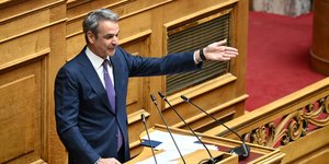 Ο Κυριάκος Μητσοτάκης στο βήμα της Ολομέλειας