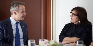 Στιγμιότυπο από την συνάντηση του Κυριάκου Μητσοτάκη με την Ευρωπαία επίτροπο Μεσογείου, Ντουμπράφκα Σουίτσα