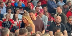 Στο ΣΕΦ Μητσοτάκης - Σάκκαρη για να παρακολουθήσουν τον Ολυμπιακό κόντρα στη Μονακό