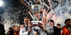 Ο ισχυρός άνδρας του ΟΦΗ, Μιχάλης Μπούσης με τον Χρήστο Κόντη και το Κύπελλο