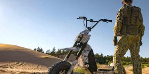 Ουκρανός στρατιώτης με ηλεκτρικό πατίνι 