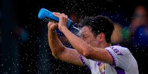 Παίκτης της Αλ Αϊν δροσίζεται εν ώρα αγώνα